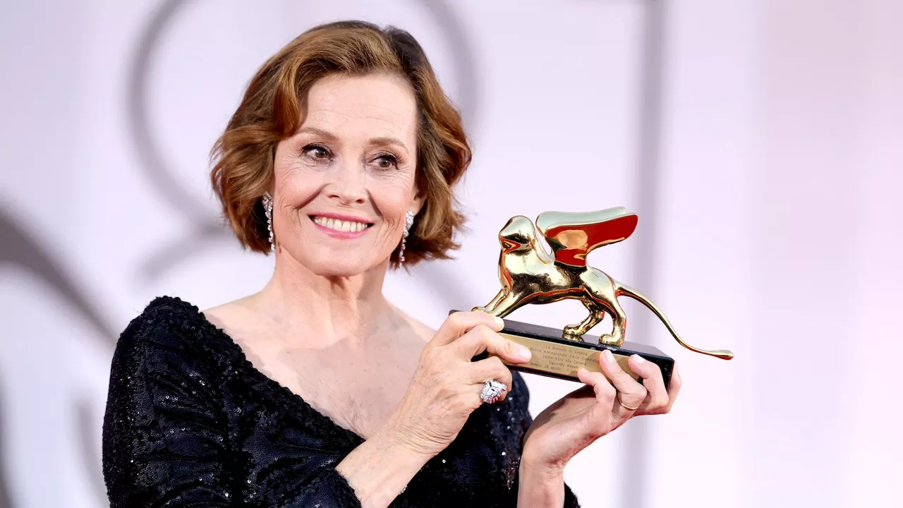 Sigourney Weaver al Festival di Venezia 2024, Leone d'Oro alla carriera in Chanel