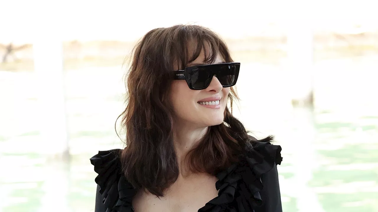 Winona Ryder al Festival di Venezia 2024 in anfibi è l'eterna goth girl