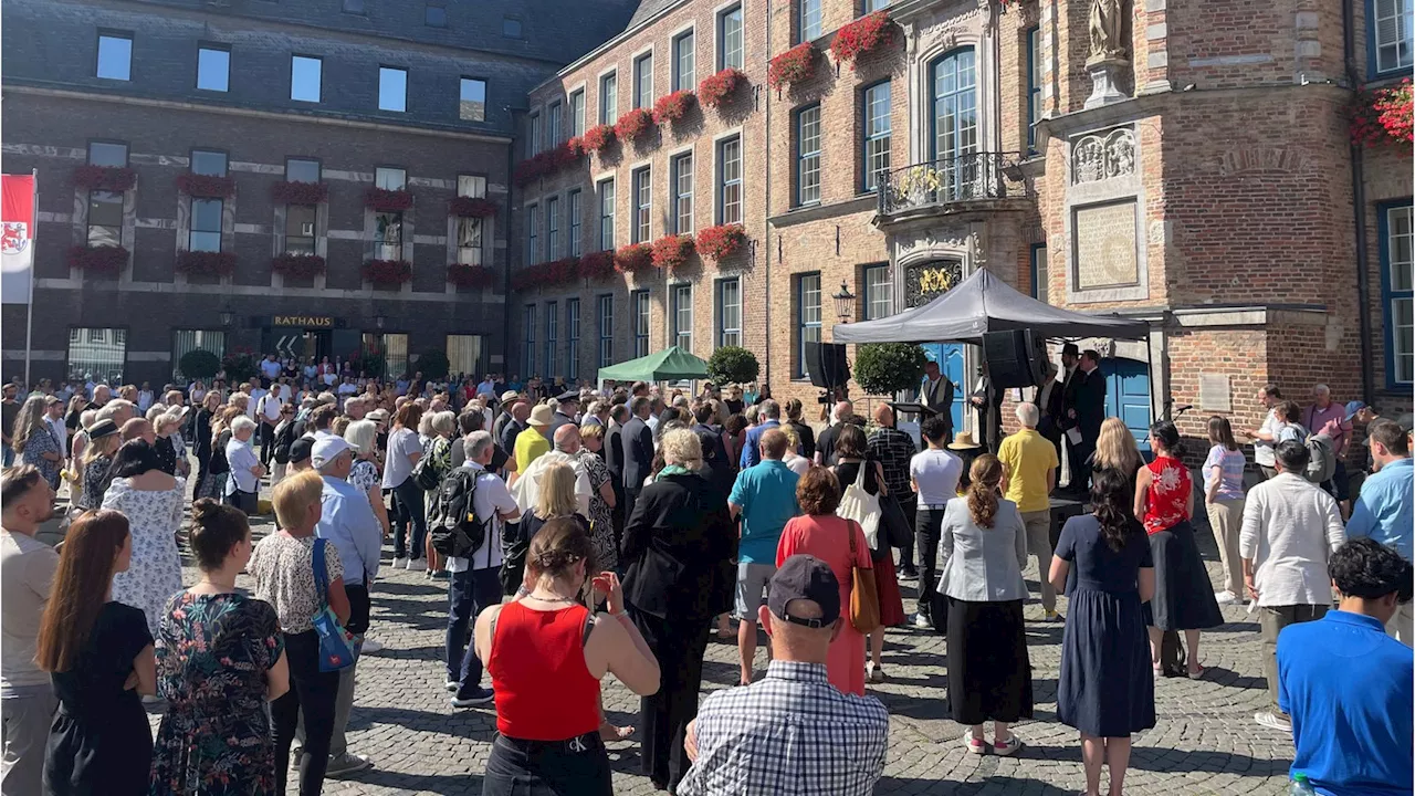 Hunderte bei Friedensgebet für Solingen in Düsseldorf