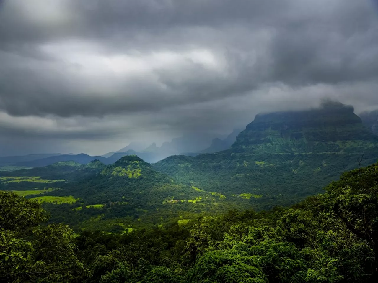 Weather News : पावसाचं काही खरं नाही! चक्रीवादळ येतंय... पण कुठे? मान्सूनचं काय चाललंय?