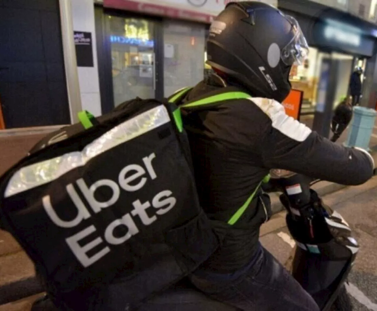 Uber Eats : voici comment la Ville de Nancy veut empêcher les attroupements de livreurs à certains endroits