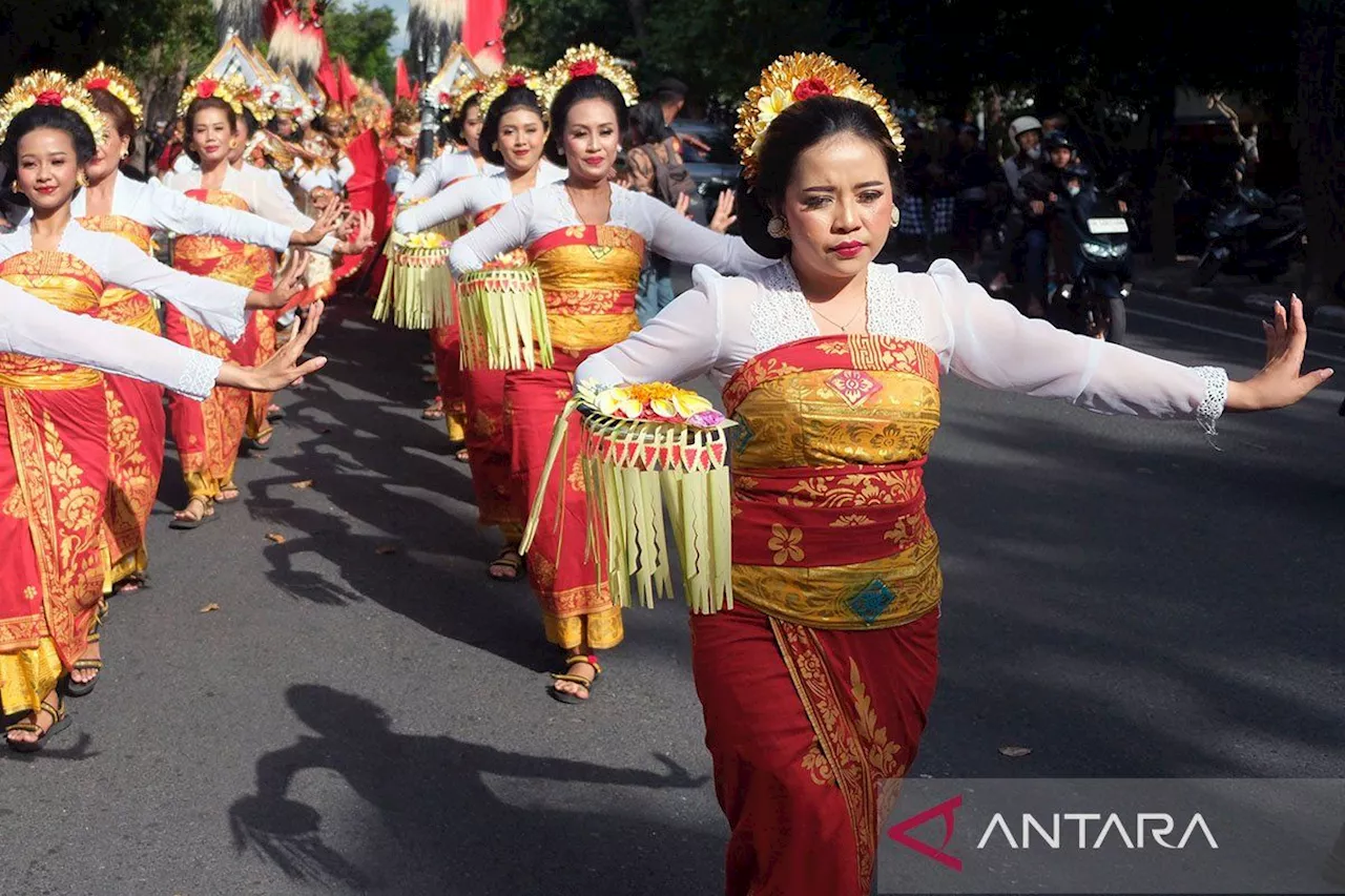 Parade budaya mengiringi pasangan Wayan Koster-Giri Prasta menuju KPU