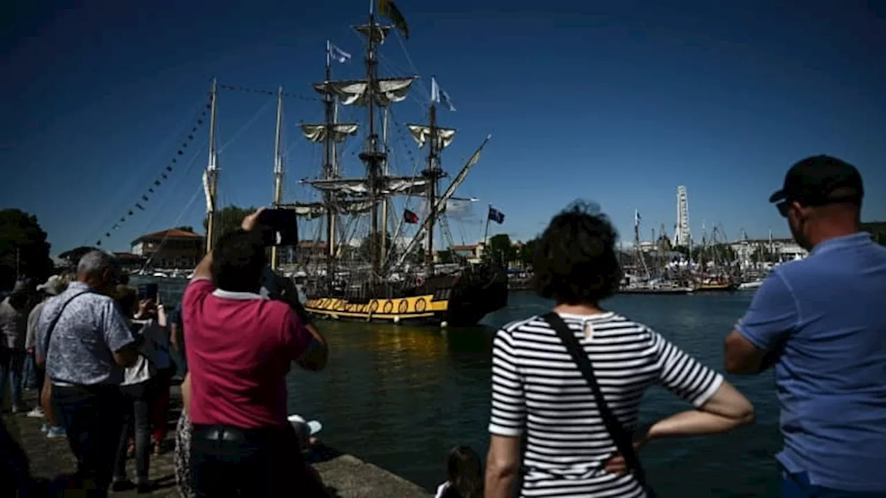 Banni des ports européens, la frégate russe Shtandart a pu faire une brève escale à Quiberon