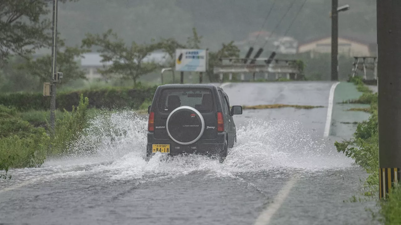 Japon: les images impressionnantes du typhon Shanshan qui frappe le sud du pays