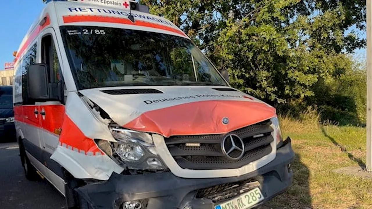 Kelkheim (Main-Taunus-Kreis): Taxi rammt Krankenwagen