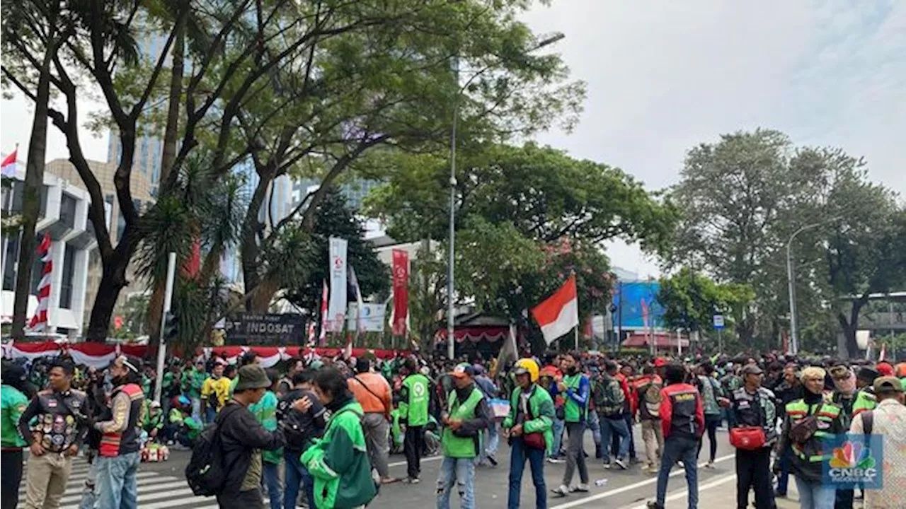 Massa Demo Ojol Banjiri Patung Kuda, Jalan Medan Merdeka Ditutup