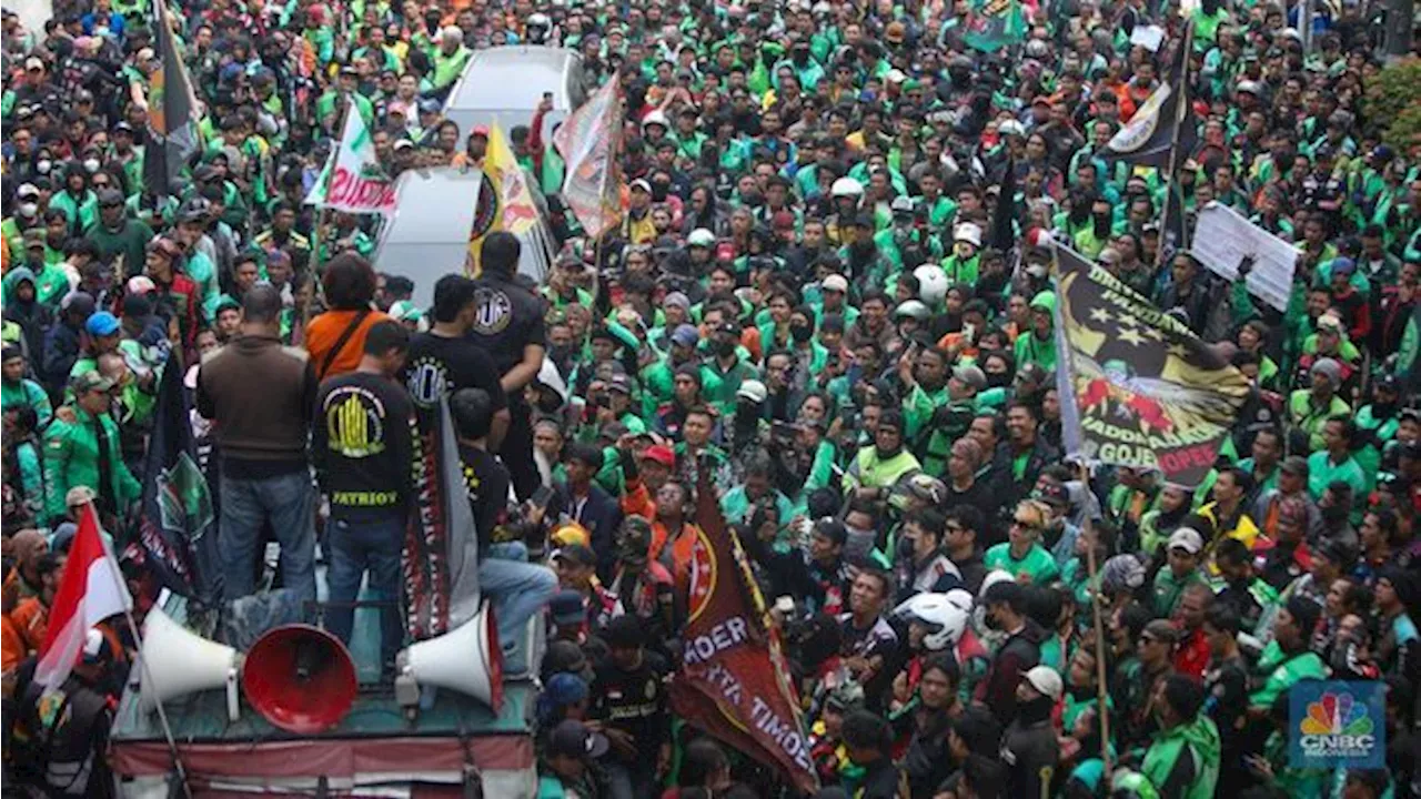 Polisi Pasang Barikade, Massa Demo Ojol Terjebak di Patung Kuda