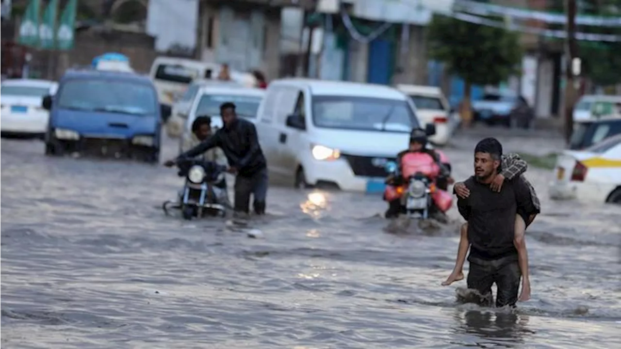 Potret Arab Kebanjiran, Jalanan Jadi Bak Sungai