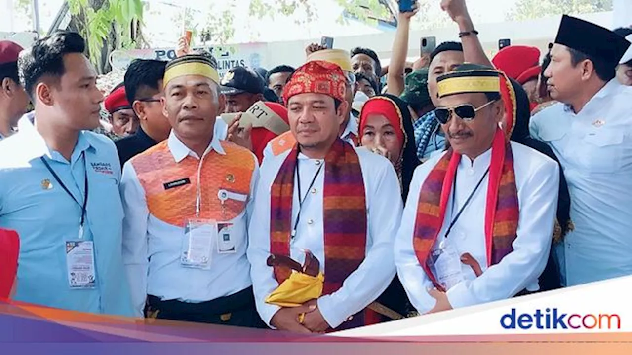 Bambang-Syirajuddin Daftar ke KPU Dompu Kompak Pakai Baju Adat