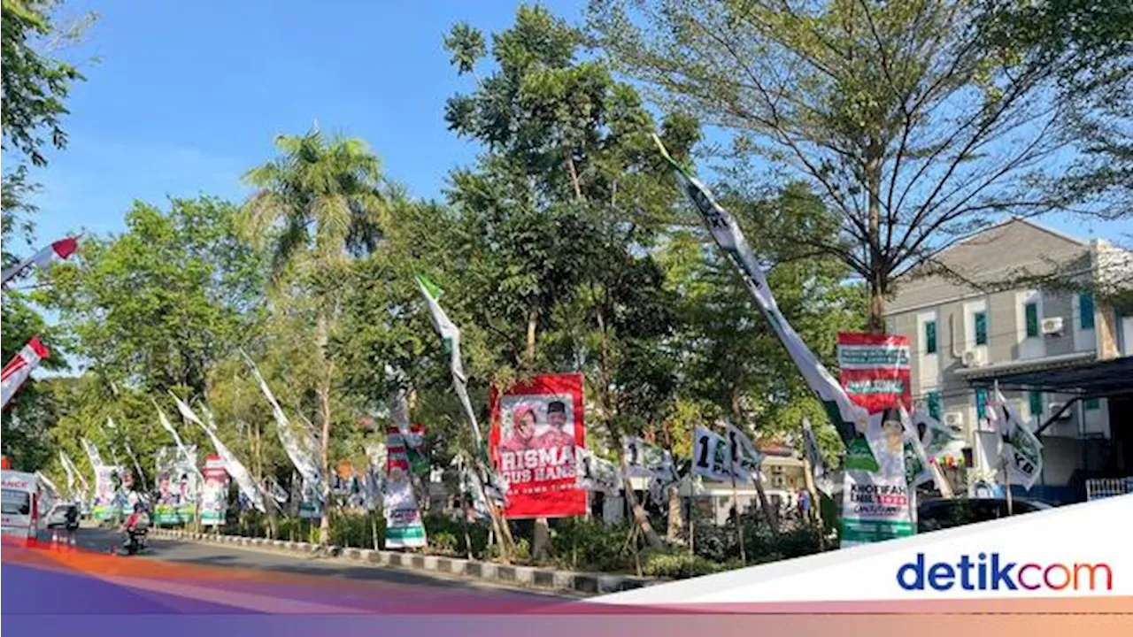 Banner Risma-Gus Hans dan Luluk-Lukman Mejeng di Depan KPU Jatim