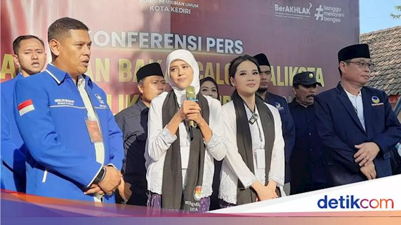 Bunda Fey-Regina Daftar Pilwali Kediri ke KPU Naik Sepeda Tandem