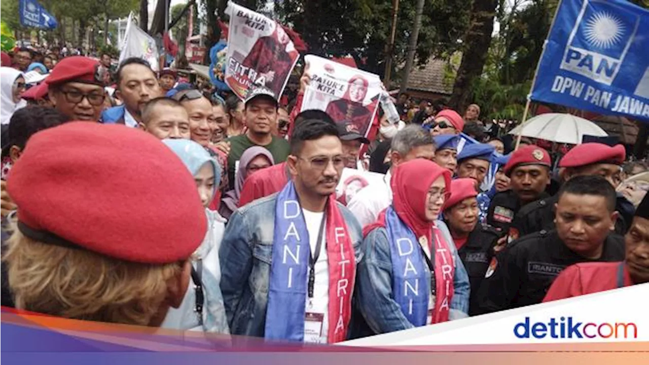 Dani- Fitria Daftar Ke KPU Cirebon Diiringi Banteng dan Barongsai