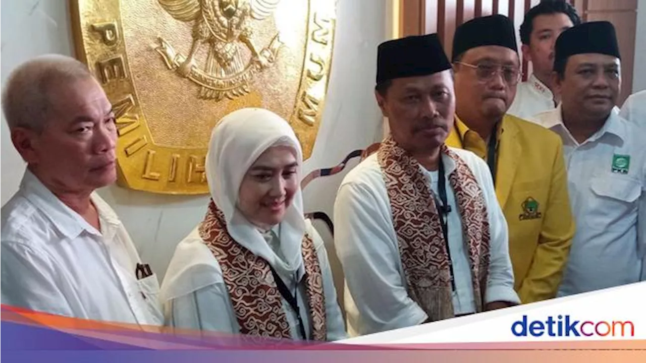 Kenakan Kemeja Putih-Selendang Batik, Edo-Siti Daftar ke KPU Cirebon