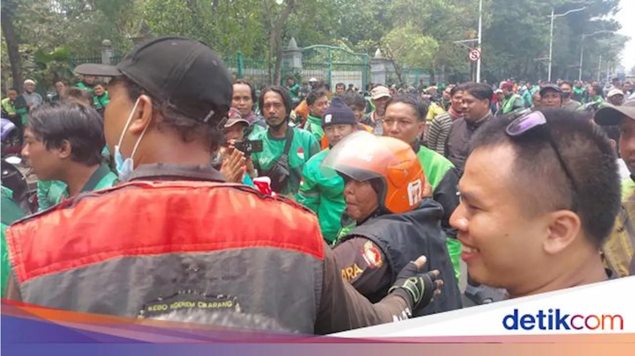 Kena Sweeping, Driver Ojol Lagi Narik Diminta Ikut Demo atau Balik Jaket