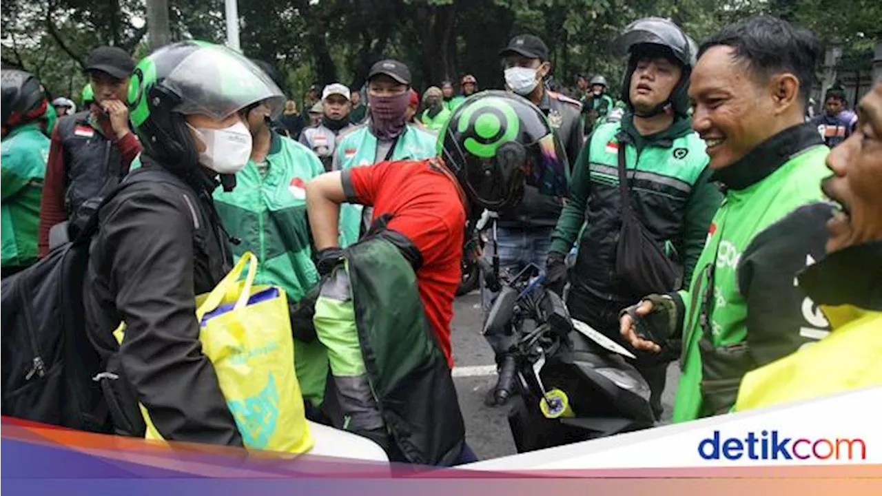 Massa Lakukan Sweeping Driver Ojol yang Masih Narik, Ikut atau Balik Jaket!