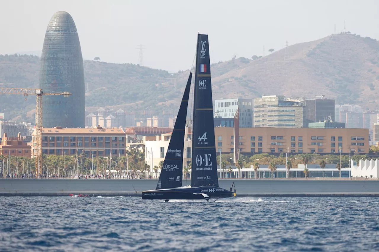 La falta de viento en la playa de Barcelona sacude a los favoritos en la Copa del América