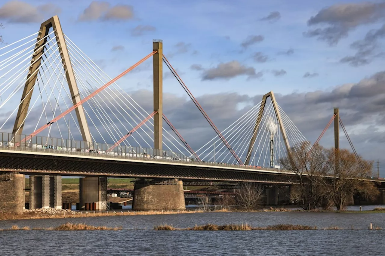 Unfall an Leverkusener Brücke: Ein Toter und sechs Verletzte