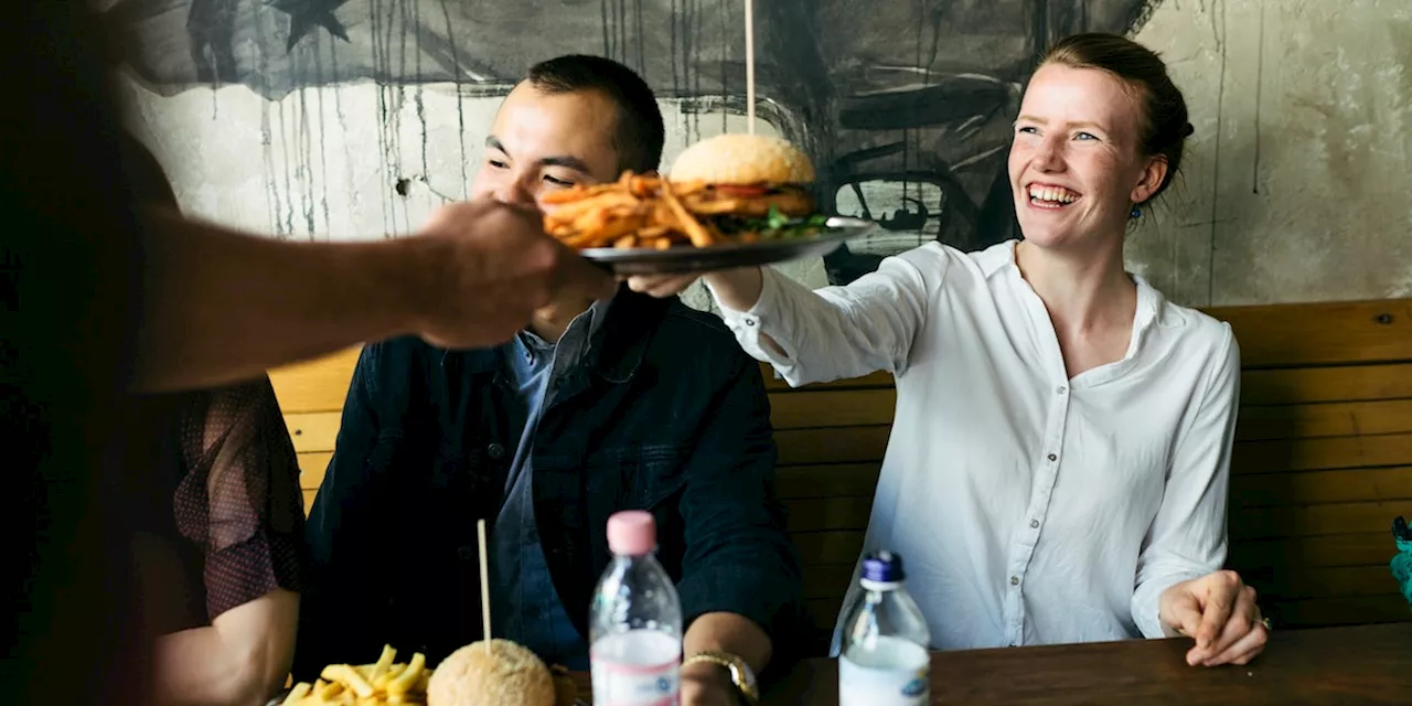 Besser nicht machen: Mit 5 Dingen treiben Sie Kellner im Restaurant in den Wahnsinn