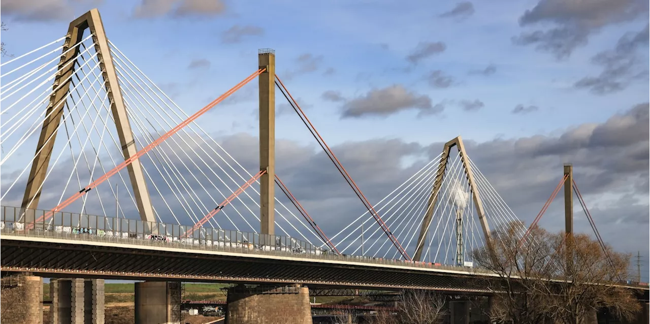 Unfall an Leverkusener Brücke: Ein Toter und sechs Verletzte