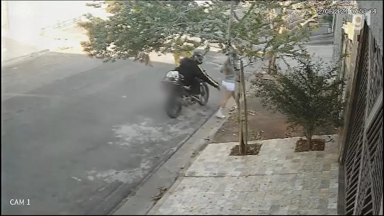 VÍDEO flagra motociclista apalpando mulher na rua; polícia investiga crime de importunação sexual