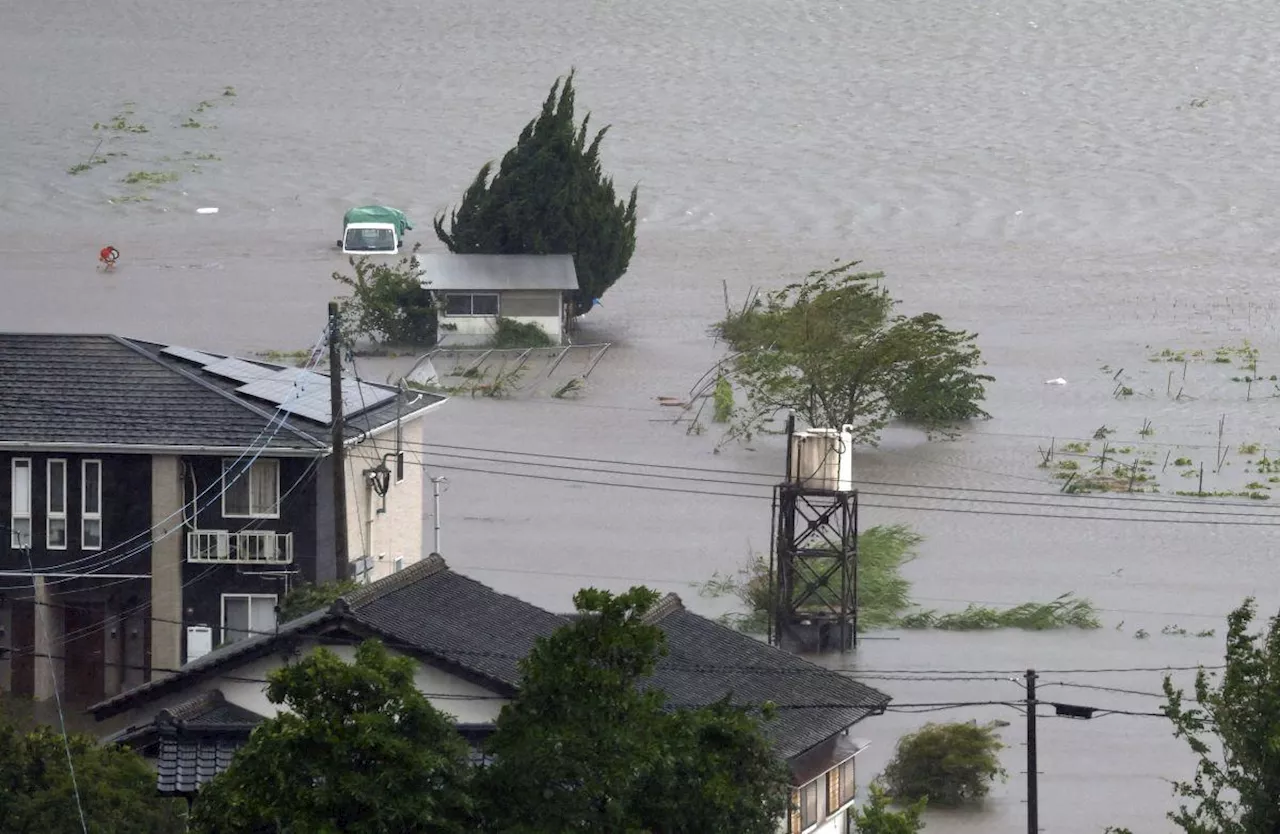 Powerful Typhoon Shanshan slams into southern Japan