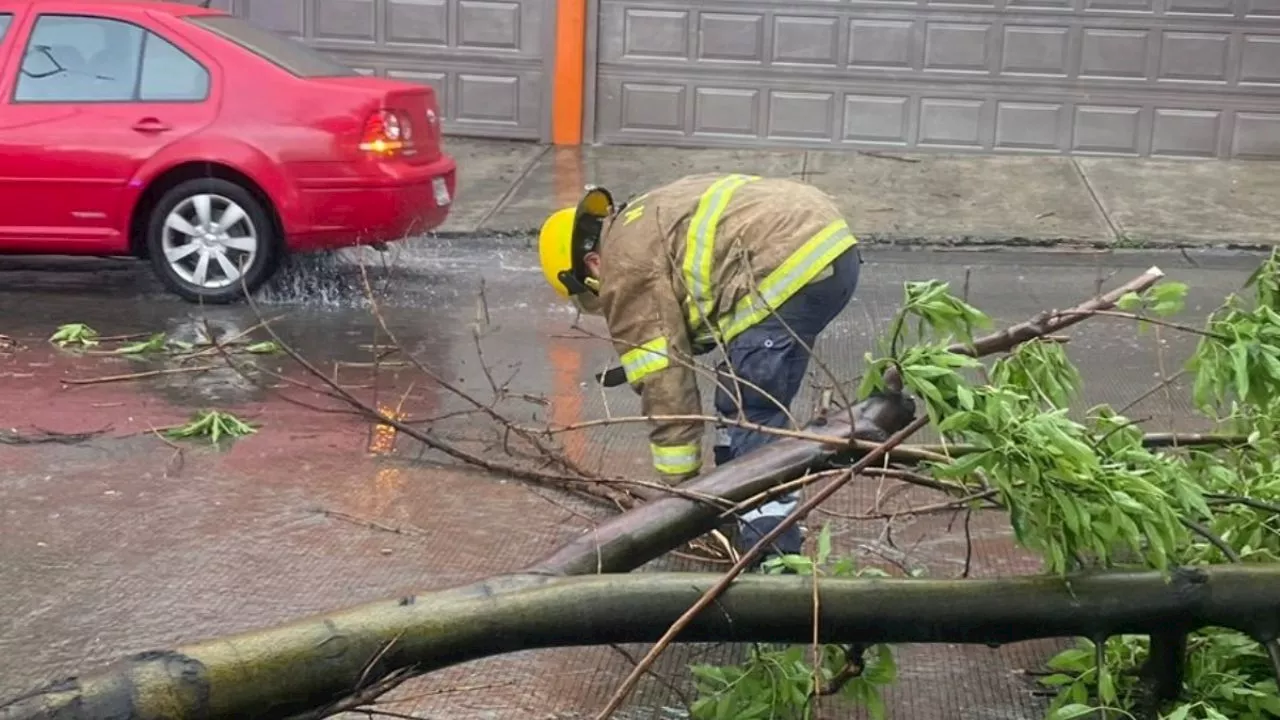 Desbordamiento del río Morita en Atizapán de Zaragoza, causan fuerte inundación