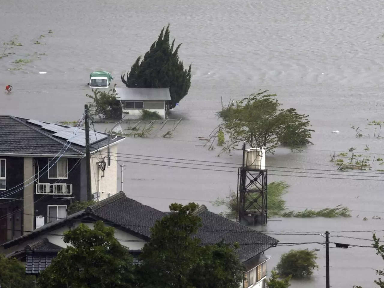 Giappone in ginocchio per il tifone Shanshan: tre morti e venti a 250 Km/h