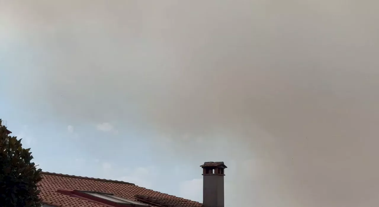 Roma, incendio in via Monte Carnevale: fiamme e fumo nell'area ovest della città