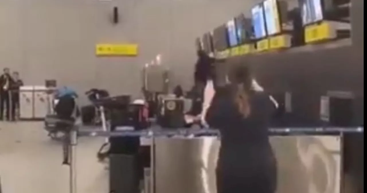 Rita Dalla Chiesa, l&#039;immigrato devasta l&#039;aeroporto: video virale, vergogna europea