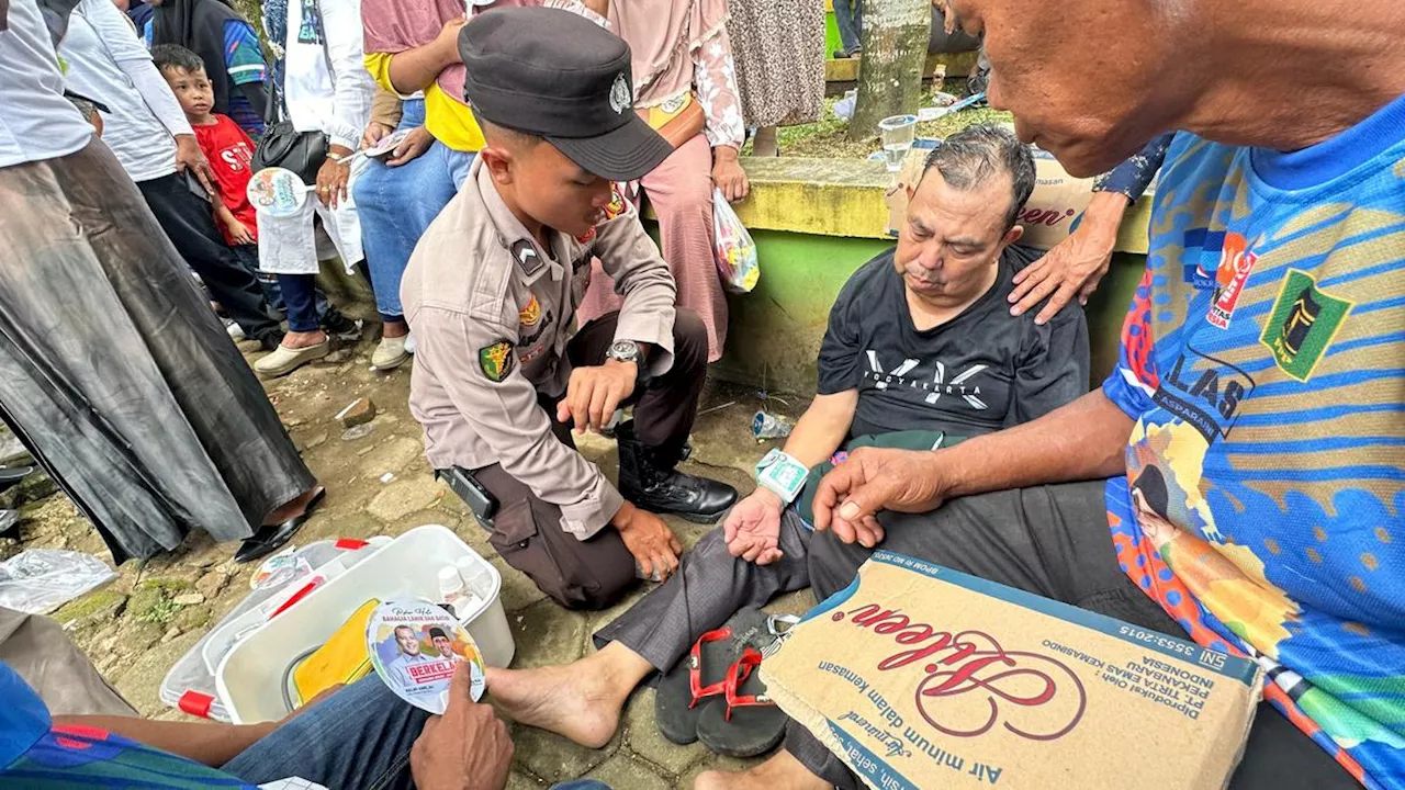 Aksi Sigap Polisi Rokan Hulu Evakuasi Warga Pingsan Saat Mendengarkan Orasi Bakal Calon Bupati