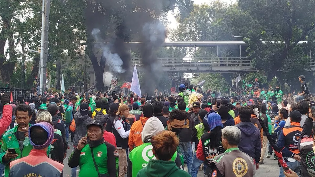 Demo Ojol di Patung Kuda Memanas, Ada Penyusup Lempar Petasan ke Polisi