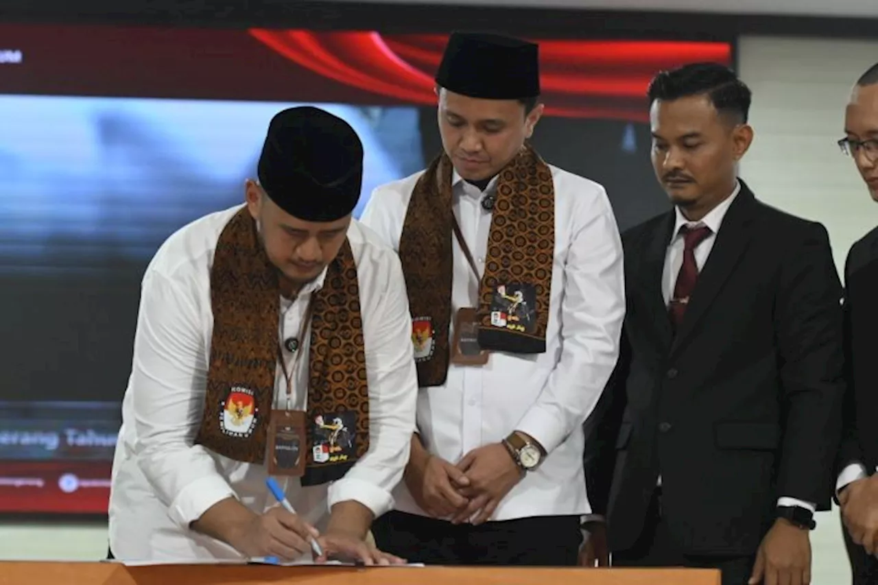 Sebelum Daftar ke KPU Kota Tangerang Faldo-Fadhlin Tabur Bunga di TMP Taruna