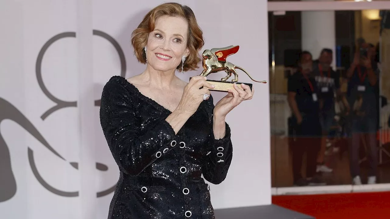 Venezia 81, standing ovation per Sigourney Weaver