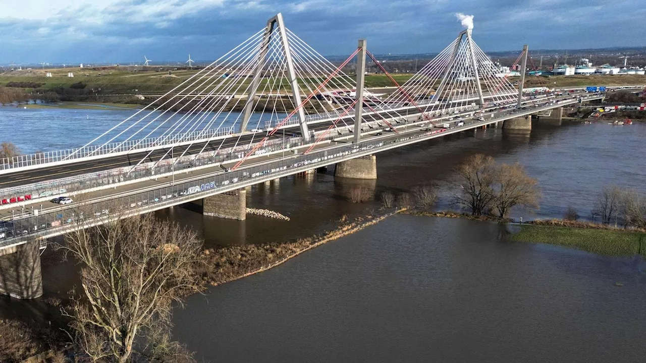 Unfall an Leverkusener Brücke: Ein Toter und sechs Verletzte