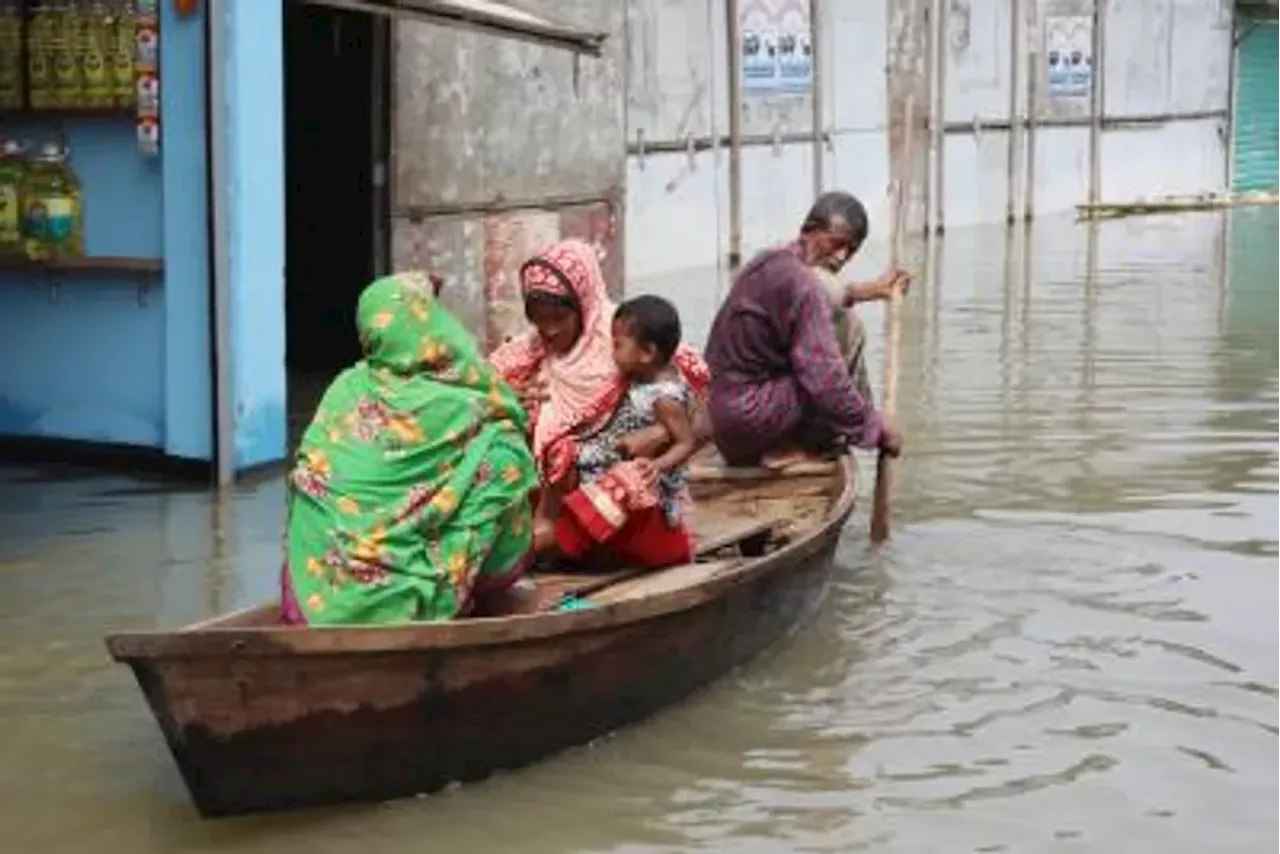 बांग्लादेश में आई विनाशकारी बाढ़ में अब तक 52 लोगों की मौत