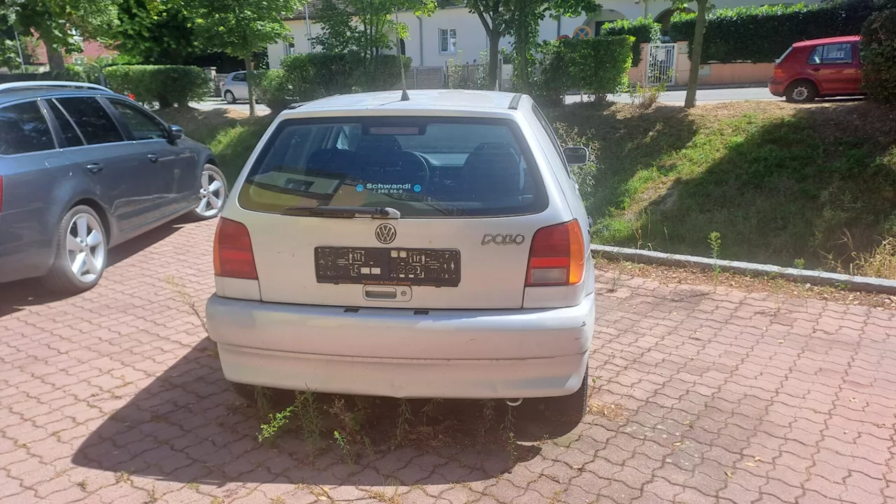 Am Straßenrand ensorgt: Auto ohne Kennzeichen in der Mühlengasse