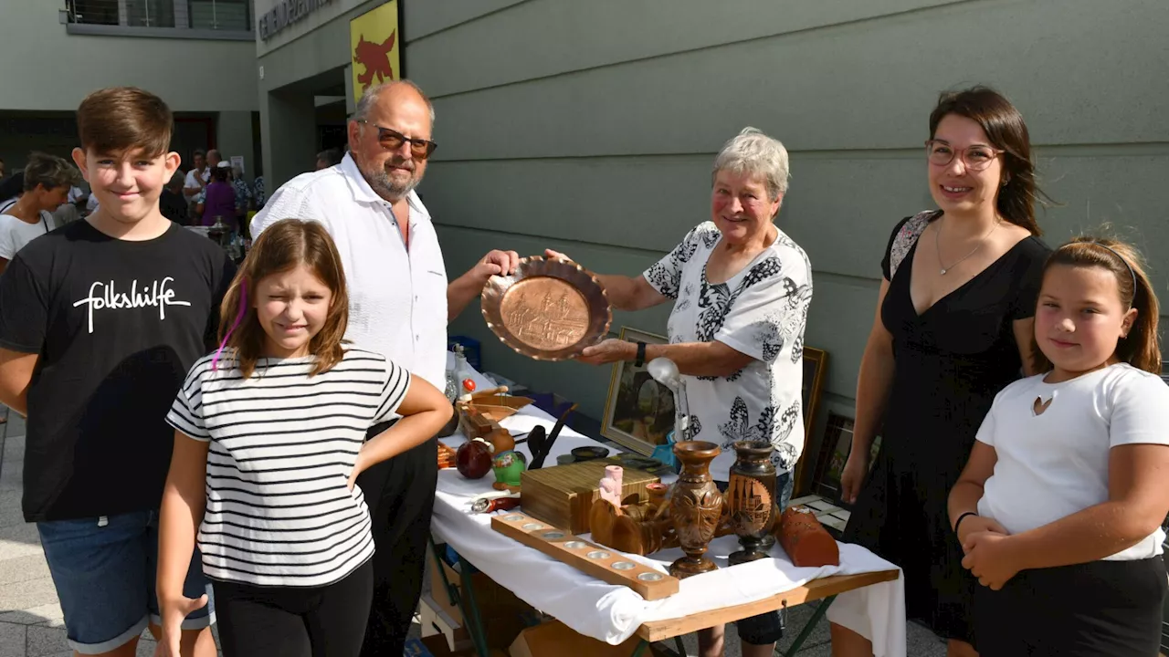 Antiquitäten und Raritäten beim Antikflohmarkt in Wolfsbach