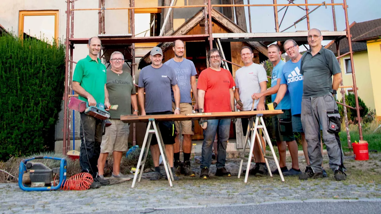 Dorfgemeinschaft lässt Völlerndorfer Glockenturm neu erstrahlen