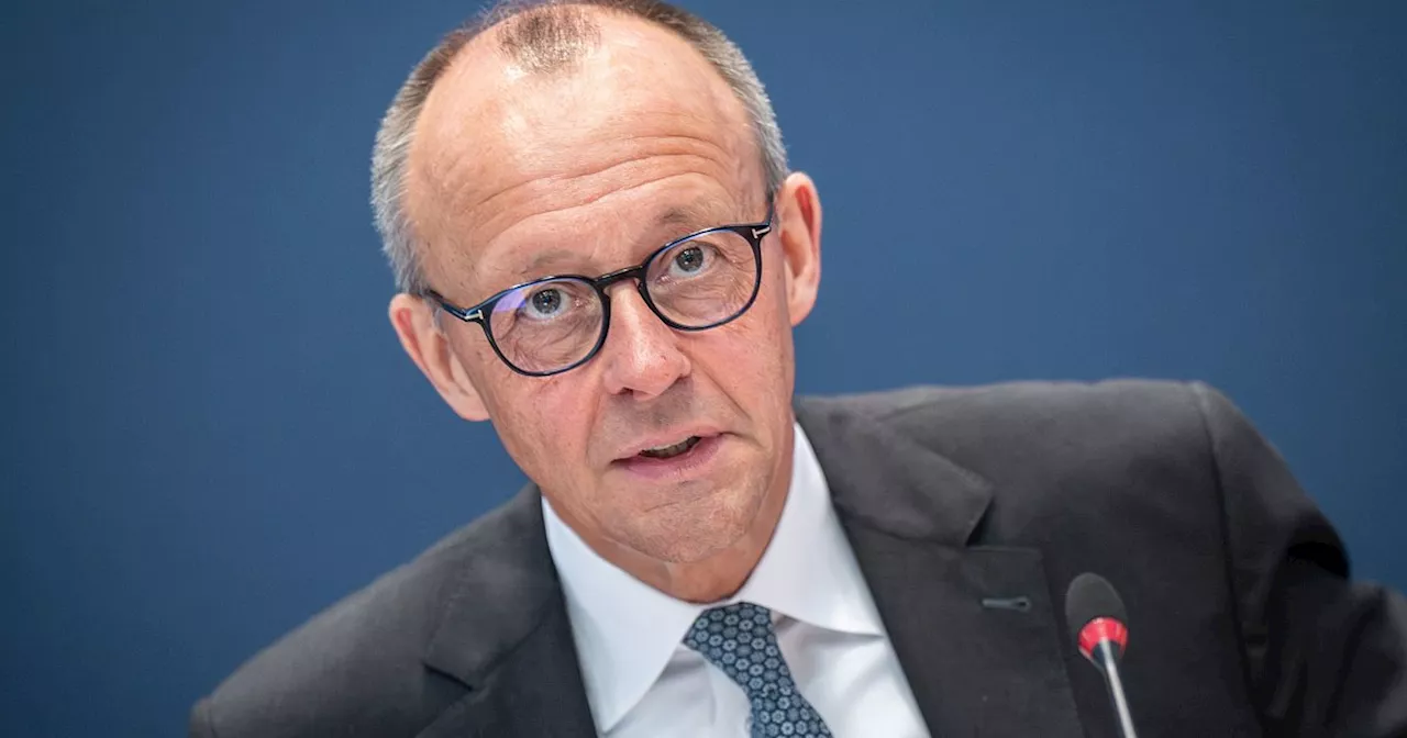 CDU-Chef Friedrich Merz spricht in proppevoller Bielefelder Stadthalle