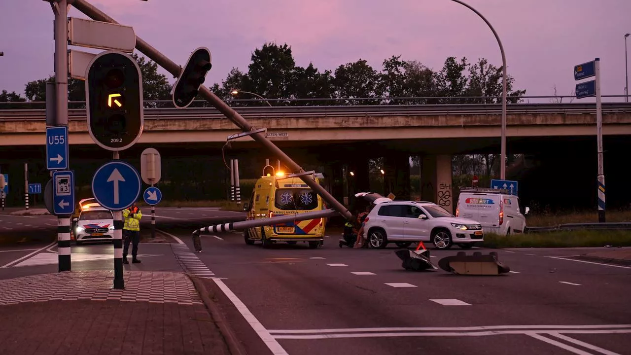 112-nieuws: bedrijfsbusje ramt stoplicht • voetganger gewond na botsing