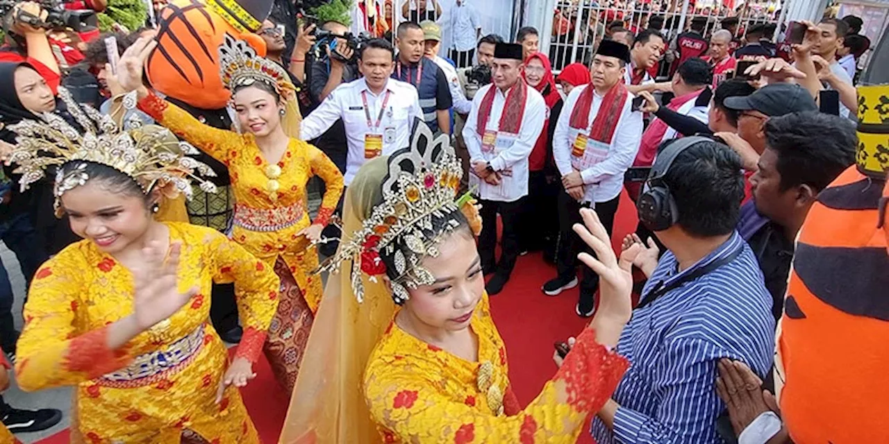 Edy Rahmayadi-Hasan Basri Tiba di Kantor KPU Sumut, Disambut Tarian Batak