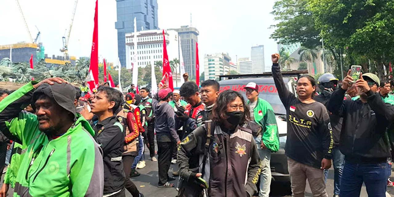 Padati Patung Kuda, Komunitas Ojol Minta Pemerintah Buat Kebijakan Tegas