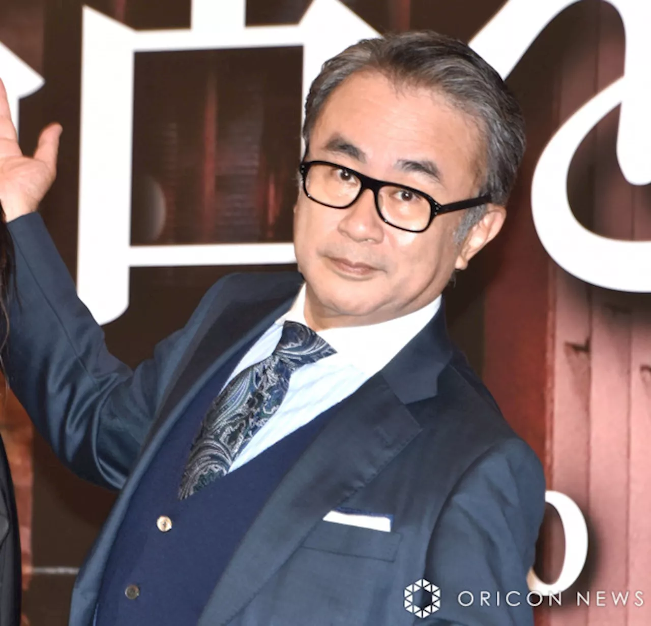 63歳・三谷幸喜“柿の種”で喉を詰まらせる 会見中に珍ハプニング「年齢を重ねるってこういうことですね…」