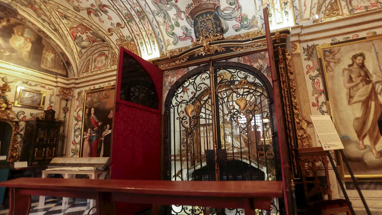 Abren el sepulcro de Santa Teresa de Jesús 110 años después de la última apertura