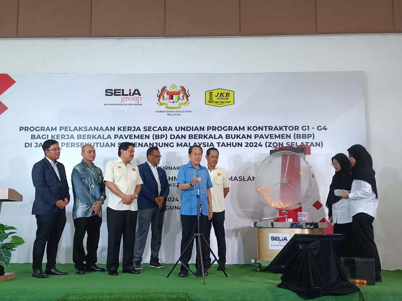 A further RM100mil approved for road maintenance in peninsula, says Ahmad Maslan