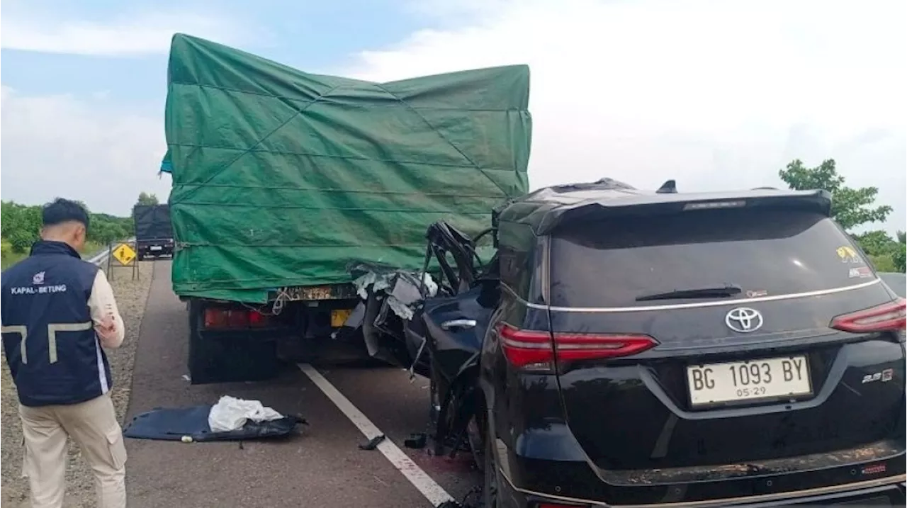 Fortuner Ngebut 140 Kpj Seruduk Truk Di Tol Palembang, 4 Penumpangnya Tewas Termasuk Bayi