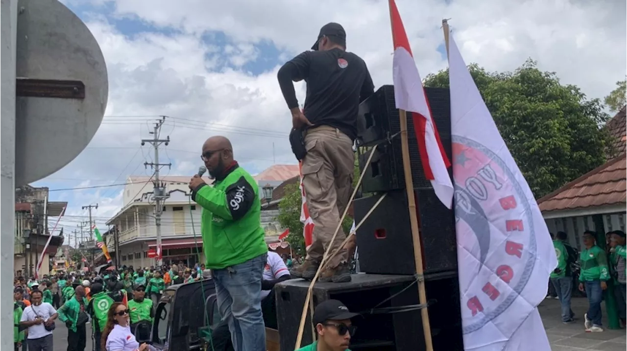 Ratusan Ojol Demo di Patung Kuda, Sampaikan Segala Keresahan Mulai dari Suspend hingga Potongan Tarif