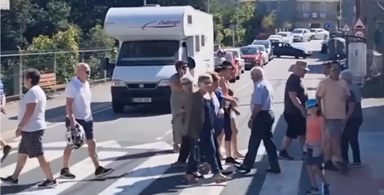 VIDEO. Ils en ont ras le bol des touristes, alors ils traversent et retraversent le passage piétons pour les bloquer