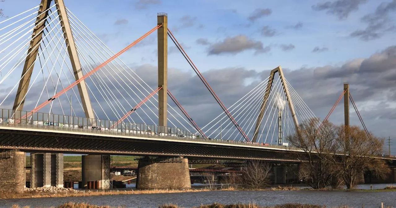 Unfall an Leverkusener Brücke: Ein Toter und sechs Verletzte