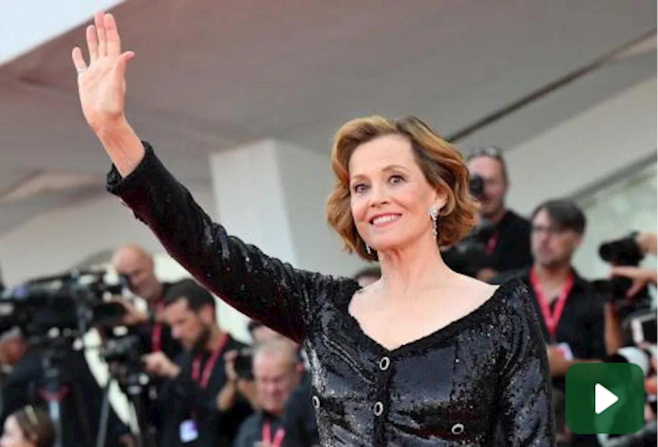 Sigourney Weaver parla di Kamala Harris alla Mostra del Cinema di Venezia e si commuove